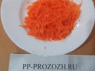 Шаг 2: Почистите морковь, порите на средней терке.