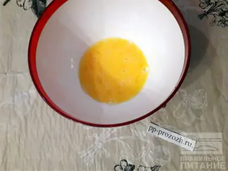 Шаг 2: В отдельной миске взбейте два куриных яйца с подсластителем. 