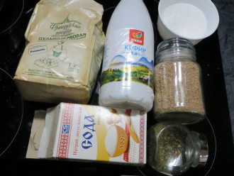 Шаг 1: Подготовьте ингредиенты: цельнозерновую муку, отруби, соль, соду, зелень (при желании) и кефир.