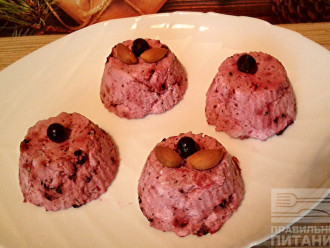 Шаг 5: Готовый десерт украсьте ягодами смородины и по желанию любыми орешками.