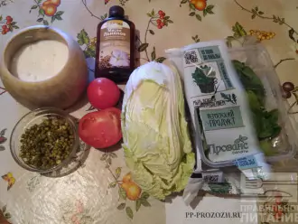 Шаг 1: Возьмите шпинатный салат, пекинскую капусту, помидоры, маш, соль и льняное масло.