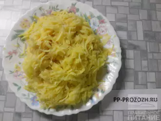 Шаг 5: Сырой картофель натрите на средней тёрке.