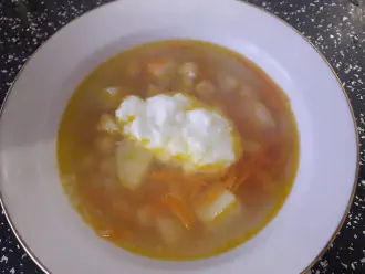 Шаг 10: Разлейте суп по тарелкам, добавьте по ложке сметаны и подайте к столу.