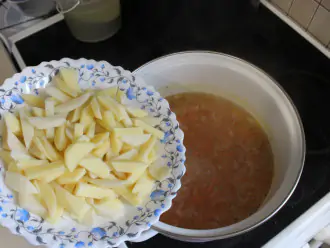 Шаг 9: Добавьте нарезанный картофель и варите 10 минут.