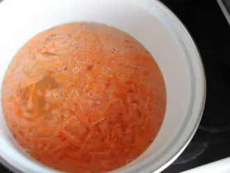 Шаг 7: В кипящий куриный бульон опустите нашинкованную сырую морковь и варите 10 минут.
