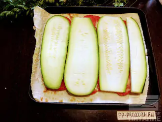 Шаг 3: Порежьте тонко помидоры, распустите вдоль кабачок и уложите слоями на лаваш. Кабачок посолите, посыпьте приправой (например, хмели-сунели) или зеленью.