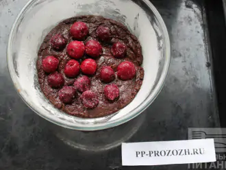 Шаг 7: Разложите замороженные ягоды на тесто.