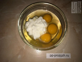 Шаг 5: Поместите яйца и йогурт в тарелку, тщательно перемешайте вилкой.