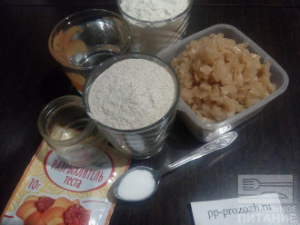 Шаг 1: Подготовьте ингредиенты: муку цельнозерновую и пшеничную, растительное масло, воду, соль, разрыхлитель, капусту.