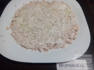 Шаг 3: Белый или красный салатный лук покрошите очень мелко и выложьте сверху куриного филе.