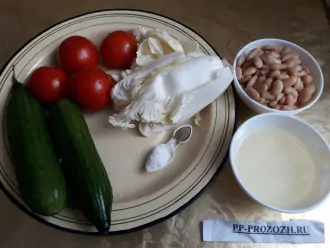Шаг 1: Подготовьте все ингредиенты к салату: огурцы, помидоры, пекинскую капусту, фасоль, растительное масло, соль и перец.