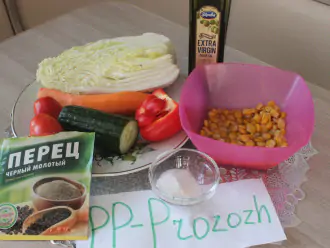 Шаг 1: Подготовьте ингредиенты для салата: капусту китайскую, кукурузу консервированную, морковь свежую, огурец свежий, перец болгарский, помидоры свежие, масло оливковое.