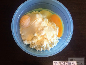 Шаг 4: Вбейте в тесто яйца.