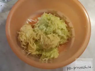 Шаг 2: Почистите кабачок и картофель. Потрите на крупной терке кабачок и картофель. Отожмите овощи от лишней влаги.