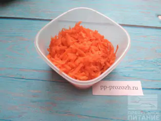 Шаг 3: Натрите морковь на терке.