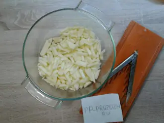 Шаг 2: Натрите 11 картофелин на крупной терке, или порежьте брусочками. Порежьте брокколи и смешайте с картофелем.