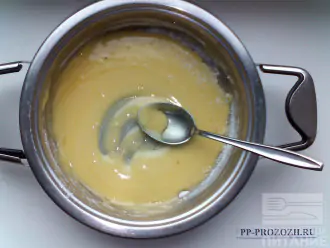 Шаг 6: Для приготовления заварного крема смешайте в кастрюльке желтки с мёдом, а затем с мукой.