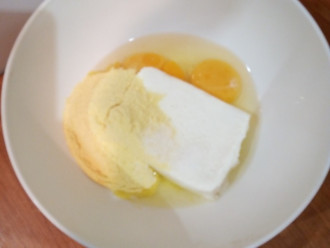 Шаг 2: Достаньте удобную миску, разбейте туда яйца, добавьте муку, творог и ванилин.