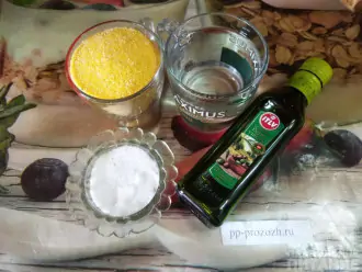 Шаг 1: Для приготовления мамалыги возьмите кукурузную крупу мелкого помола, воду, соль, оливковое масло.