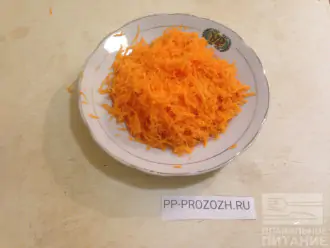 Шаг 3: Морковь натрите на мелкой терке.