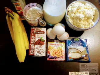 Шаг 1: Для приготовления бисквита возьмите: овсяную муку, яйца, разрыхлитель, какао-порошок и кленовый сироп. Для крема: творог, сметану, банан, кокосовую стружку.