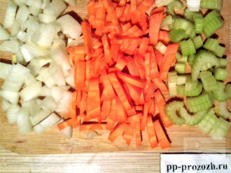 Шаг 2: Нарежьте лук, морковь и сельдерей.