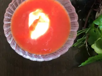 Шаг 2: В томатный сок вылейте сметану.