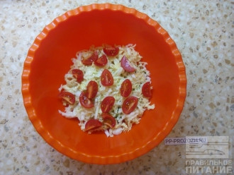 Шаг 4: Порежьте  помидоры пополам или на четвертинки, добавьте к остальным ингредиентам.
