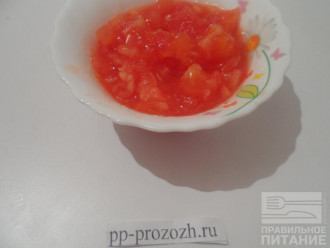 Шаг 4: Очистите помидор от кожицы и измельчите.