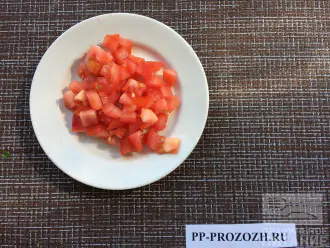 Шаг 3: Нарежьте помидор кубиками.