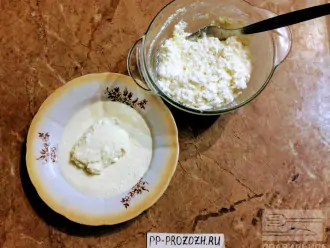 Шаг 5: В отдельную тарелку высыпьте манную крупу. Из теста сформируйте сырники и обмакните в манную крупу с обеих сторон.