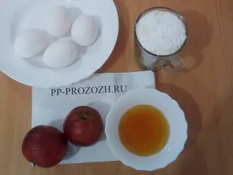 Шаг 1: Подготовьте ингредиенты: яйца, мед, рисовую муку, яблоки.