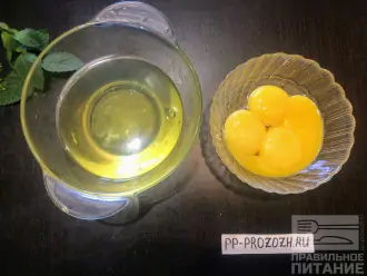 Шаг 4: Отделите белки от желтков и взбейте по отдельности. Чтобы белок взбился в густую пену, яйца должны быть охлажденными и желток не должень попасть в белок, иначе не будет густой пены.