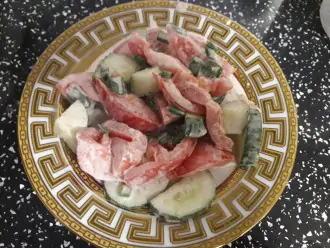Шаг 6: Выложите салат на тарелки насладитесь его вкусом.