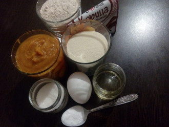 Шаг 1: Подготовьте продукты для тыквенного манника: манную крупу, тыквенное пюре, овсяную муку, яйцо, рафинированное оливковое масло, сахарозаменитель, цедру, соль и соду.