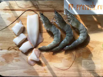 Шаг 2: Подготовьте морепродукты для дальнейшей термообработки: у кальмаров удалите внутреннюю хорду (если они неочищенные) и наружную пленку, у креветок - панцирь и кишечную вену (черная жилка по средней линии).