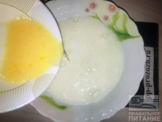 Шаг 4: Перелейте взбитые яйца в миску с кефиром. Перемешайте.