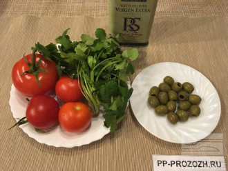 Шаг 1: Подготовьте необходимые продукты: помидоры, оливки, кинзу, оливковое масло.
