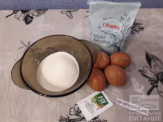 Шаг 1: Подготовьте необходимые ингредиенты: яйца, манную крупу, рисовую муку, подсластитель.