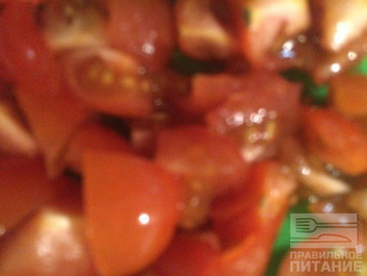 Шаг 5: Нарежьте помидор, добавьте в сковороду и немного протушите все овощи.