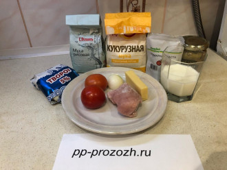 Шаг 1: Подготовьте продукты: муку, яйцо, молоко, помидоры, лук, сыр, томатную пасту, горчицу и творог.