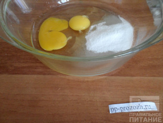 Шаг 2: Взбейте веничком яйца и фруктозу.