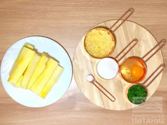 Шаг 1: Подготовьте ингредиенты: кабачок, сыр, яйцо, рисовую муку, зелень и соль.