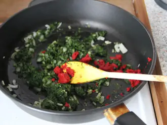 Шаг 6: Добавьте томатную пасту к шпинату и луку.