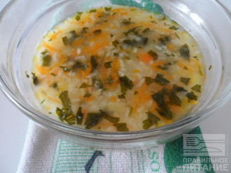 Шаг 9: Готовый суп разлейте по тарелкам.