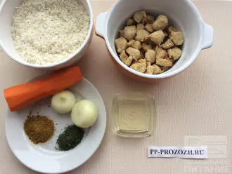 Шаг 1: Приготовьте ингредиенты. Вымойте и очистите морковь и лук.  Переберите рис.