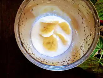 Шаг 7: Сметану взбейте с несколькими кусочками банана.