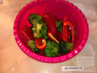 Шаг 4: Смешайте овощи с соусом.