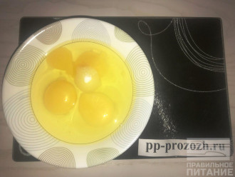 Шаг 3: Разбейте 3 яйца и всыпьте в них сахарозаменитель. Взбейте венчиком до пены.