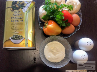 Шаг 1: Для приготовления салата возьмите: шампиньоны, помидор, перец болгарский, зелень, яйца, нежирную сметану, соль, перец черный молотый и оливковое масло для жарки шампиньонов.
